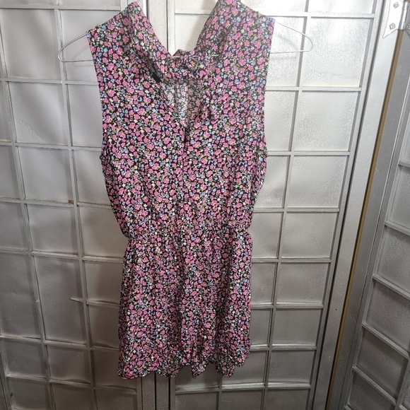 Forever 21 small Jumper shorts outfit. Romper  Black with floral. - Picture 6 of 11